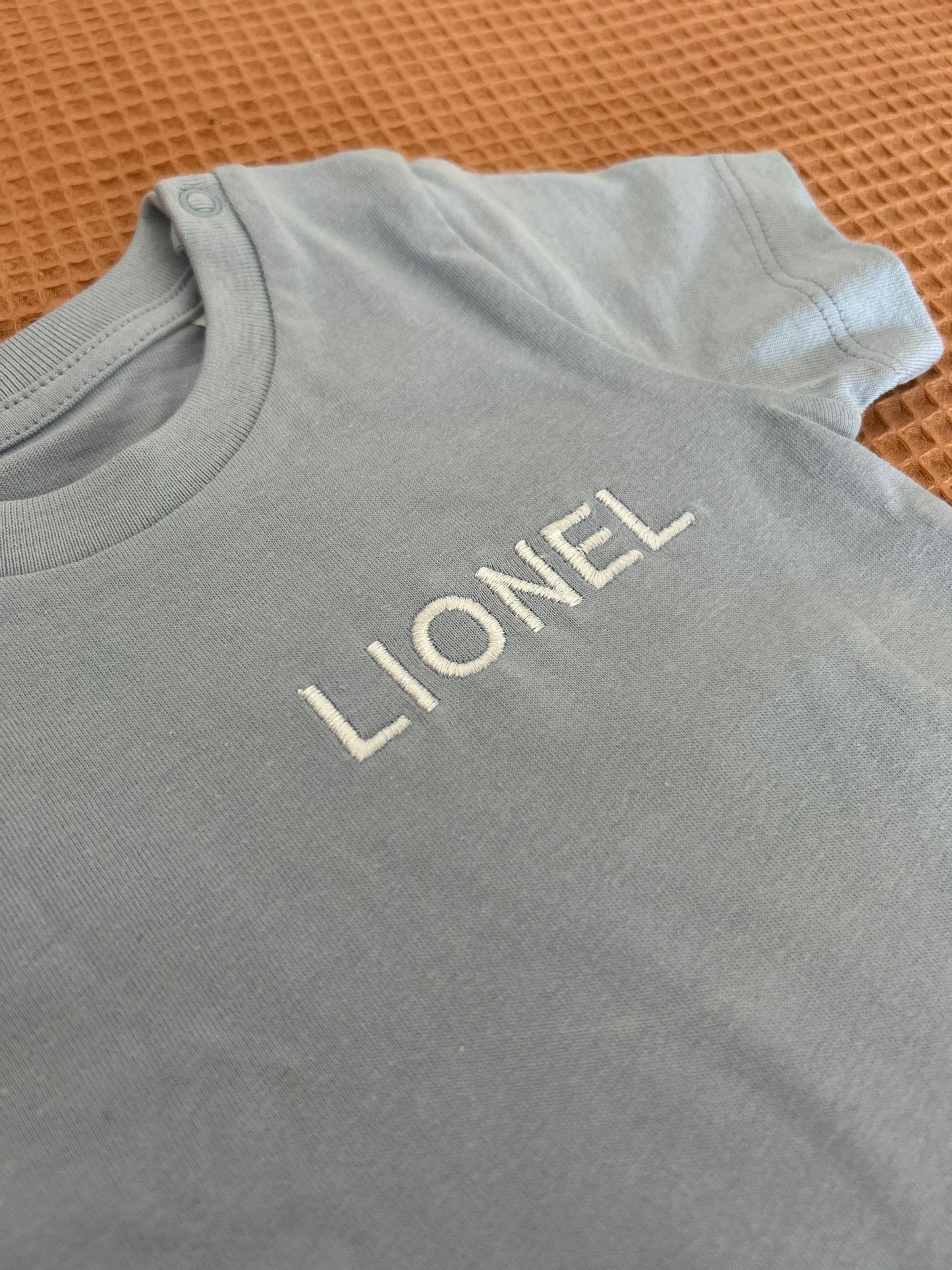 Baby T-Shirt mit personalisiertem Text (0-3 Jahre)