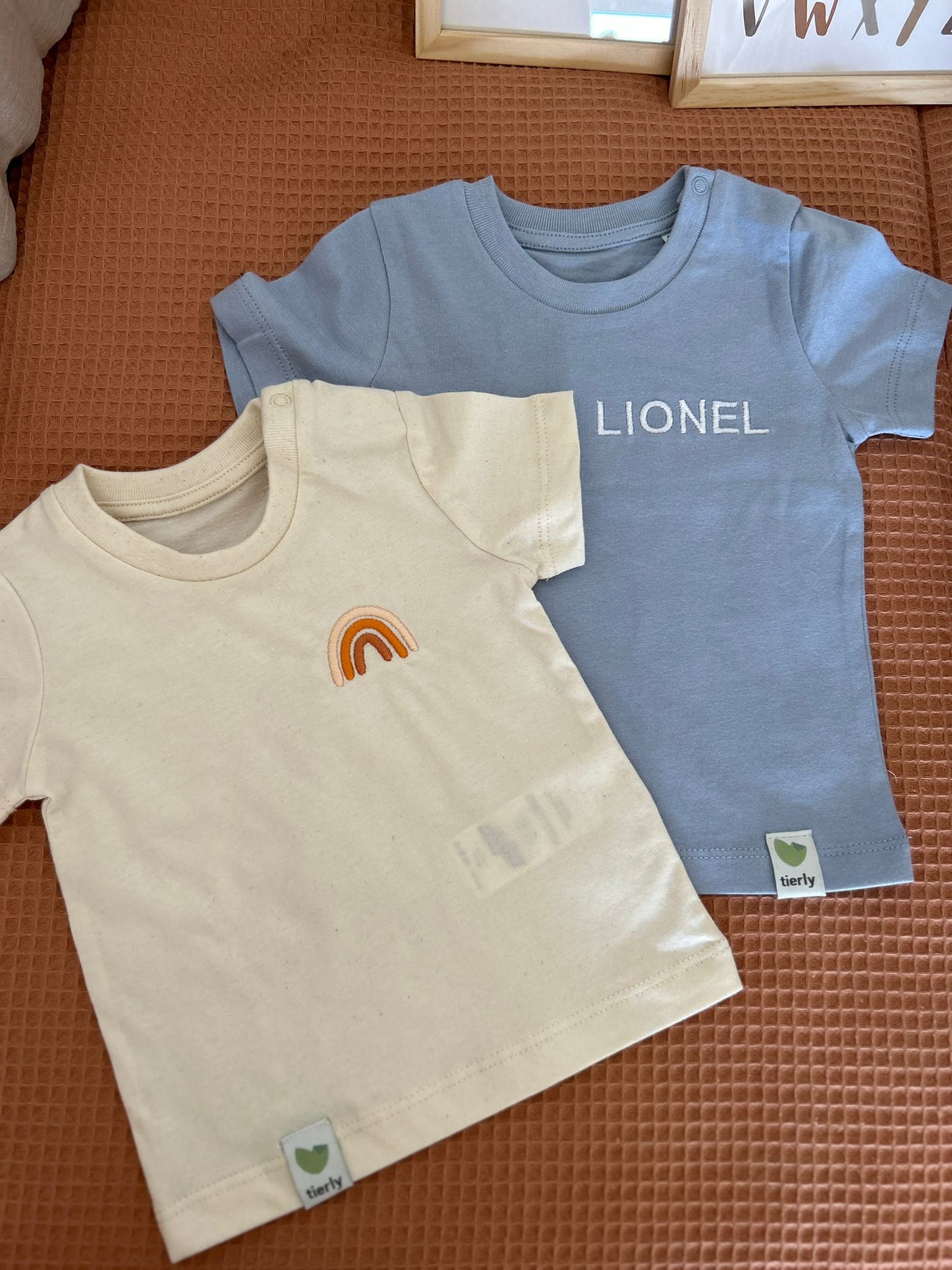 Baby T-Shirt mit personalisiertem Text (0-3 Jahre)