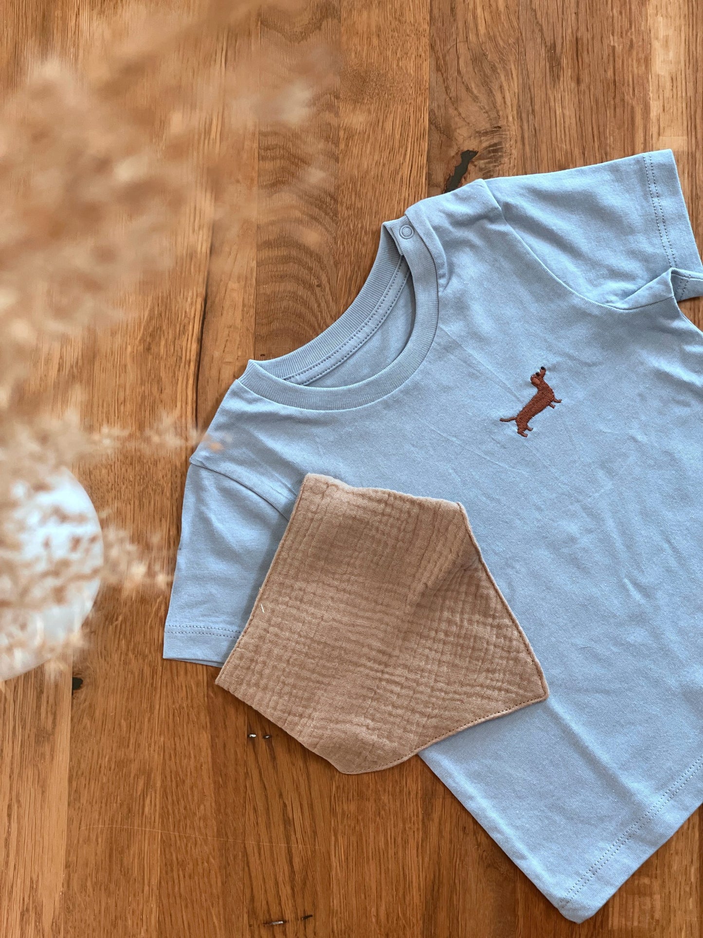 Baby T-Shirt mit Dackel-Stick (0-3 Jahre) - tierly-Kollektion - Bekleidung & Accessoires